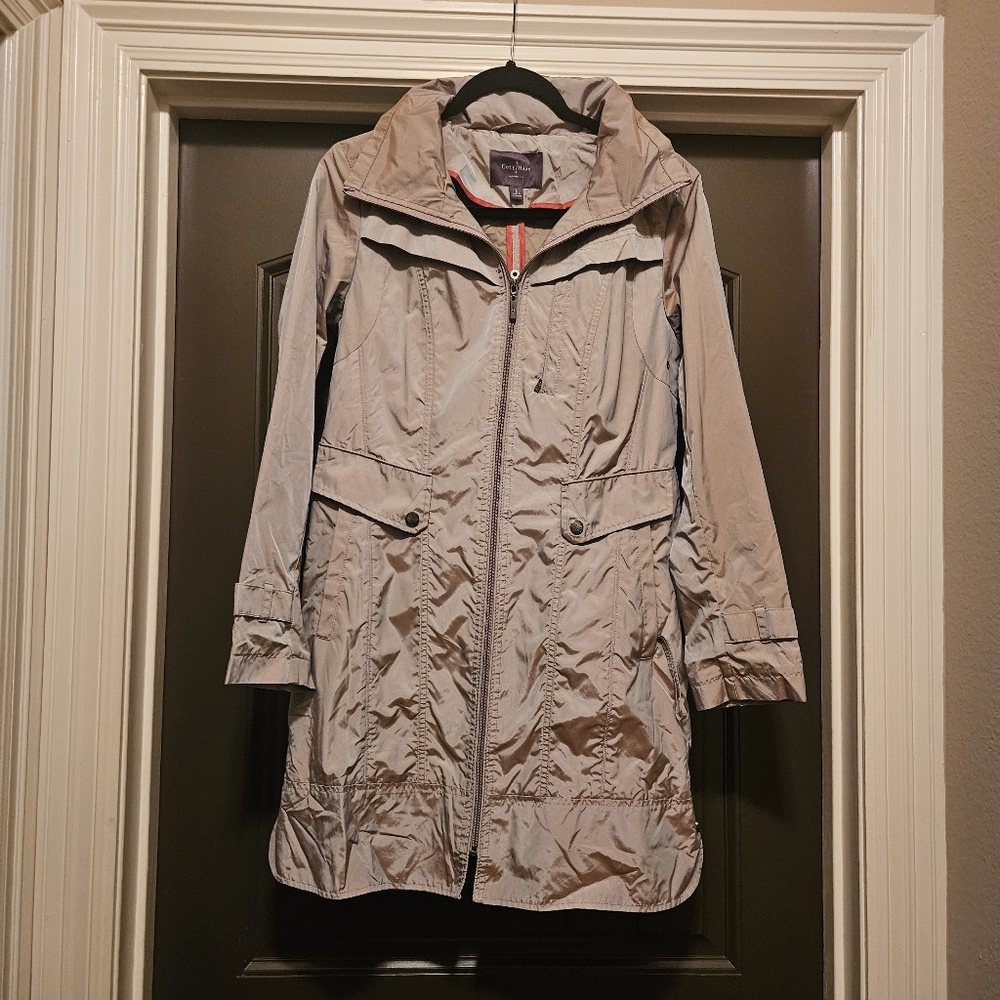 COLE HAAN Women’s Packable Hidden Hood Raincoat, Iridescent Champagne - …